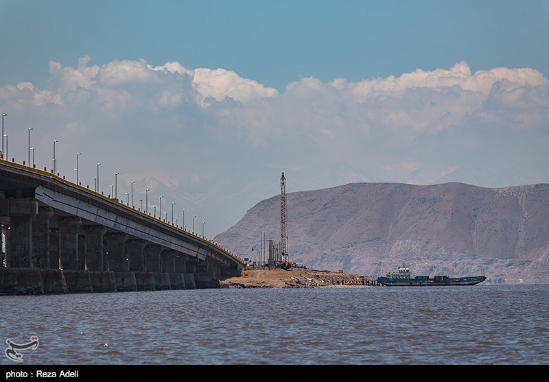 این دریاچه از اواسط دهه ۸۰ شروع به خشک شدن کرد. بررسی تصاویر ماهواره‌ای نشان می‌دهد که در سال ۲۰۱۵ این دریاچه ۲۵ تا ۵۰ درصد مساحت خود را از دست داده است. دلایل بسیاری برای خشک شدن دریاچه ذکر شده‌است که از جمله می‌توان به خشکسالی، احداث بزرگراه بر روی دریاچه، استفاده بی‌رویه از منابع آب حوضه آبریز دریاچه، بارش کم برف و باران در سال‌های اخیر و احداث سد بر روی رودخانه‌های حوضه‌های آبریز این دریاچه اشاره کرد.