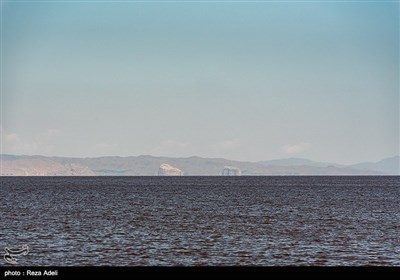 این دریاچه از اواسط دهه ۸۰ شروع به خشک شدن کرد. بررسی تصاویر ماهواره‌ای نشان می‌دهد که در سال ۲۰۱۵ این دریاچه ۲۵ تا ۵۰ درصد مساحت خود را از دست داده است. دلایل بسیاری برای خشک شدن دریاچه ذکر شده‌است که از جمله می‌توان به خشکسالی، احداث بزرگراه بر روی دریاچه، استفاده بی‌رویه از منابع آب حوضه آبریز دریاچه، بارش کم برف و باران در سال‌های اخیر و احداث سد بر روی رودخانه‌های حوضه‌های آبریز این دریاچه اشاره کرد.