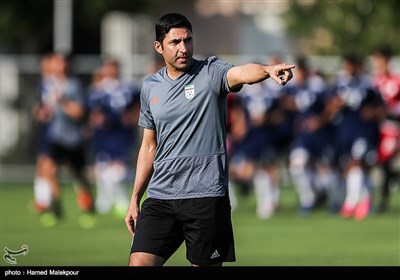 وحید هاشمیان دستیار مارک ویلموتس در تمرین تیم ملی فوتبال ایران
