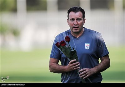 ورود مارک ویلموتس سرمربی تیم ملی فوتبال ایران به محل تمرین