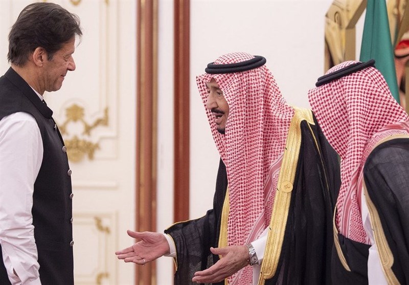 パキスタン首相が短い握手の後サウジアラビア王から離れて歩く（+ビデオ）