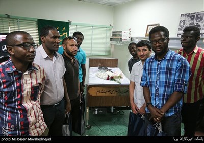 بازدید جمعی از دانشجویان خارجی از بیمارستان قلب جماران و تخت بستری امام خمینی(ره)