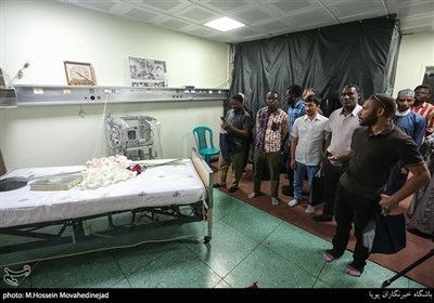 بازدید جمعی از دانشجویان خارجی از بیمارستان قلب جماران و تخت بستری امام خمینی(ره)
