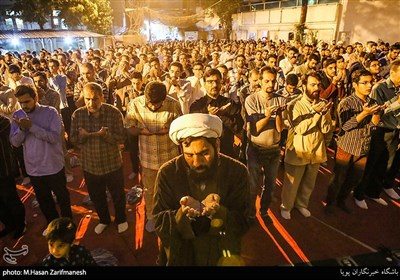 اقامه نماز جماعت در معراج شهدای تهران