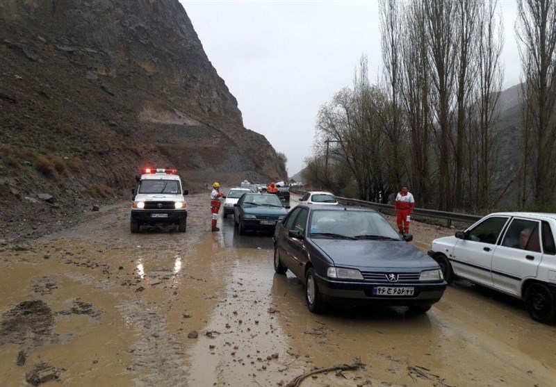 ترافیک نیمه سنگین در هراز/بارش باران در جاده‌های 5 استان