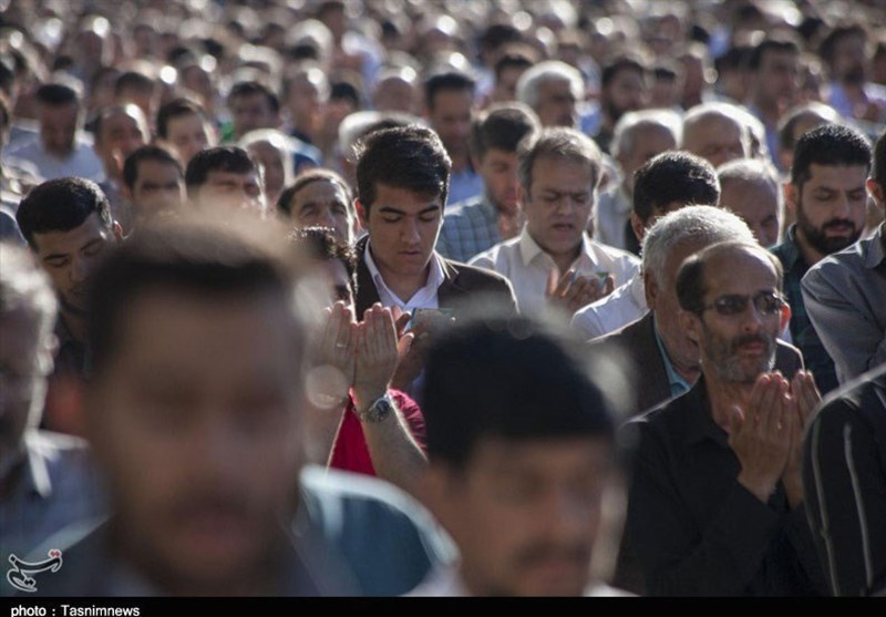 نماز عید فطر همزمان با سراسر کشور در کرمانشاه اقامه شد + تصاویر