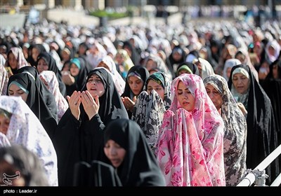 اقامة صلاة عید الفطر فی طهران بإمامة قائد الثورة الاسلامیة