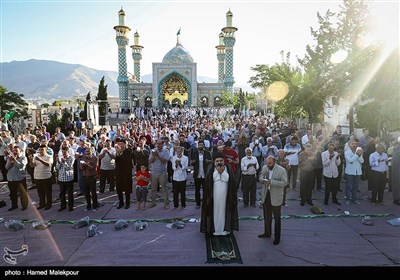 اقامه نماز عید فطر - امامزاده پنج‌تن لویزان