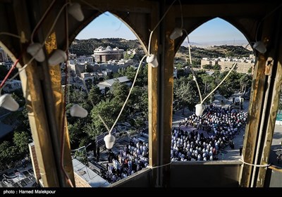 اقامه نماز عید فطر - امامزاده پنج‌تن لویزان