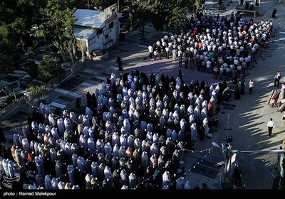 اقامه نماز عید فطر - امامزاده پنج‌تن لویزان