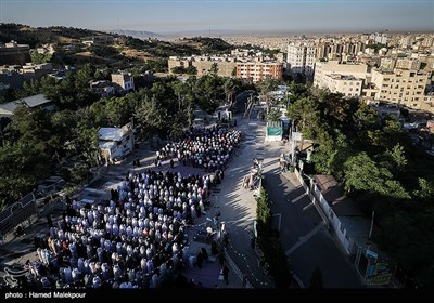 اقامه نماز عید فطر - امامزاده پنج‌تن لویزان