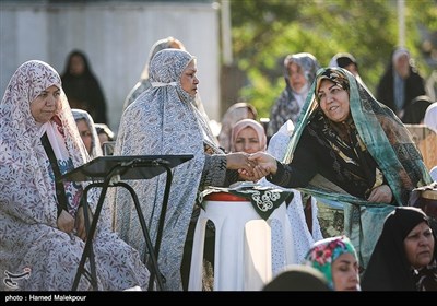 اقامه نماز عید فطر - امامزاده پنج‌تن لویزان