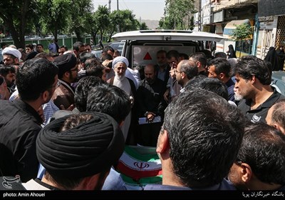 حضور حجت الاسلام کاظم صدیقی در مراسم تشییع والده شهیدان سجادیان 