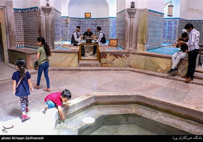 بازدید گردشگران از حمام گنجعلی خان کرمان
