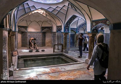 بازدید گردشگران از حمام گنجعلی خان کرمان