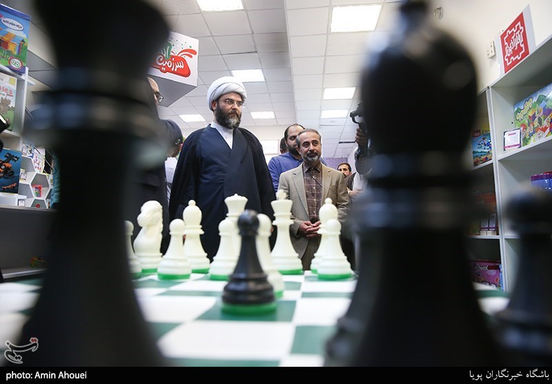 بازدید حجت الاسلام قمی رئیس سازمان تبلیغات اسلامی از نخستین نمایشگاه دائمی اسباب‌بازی‌های ایرانی