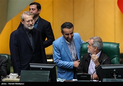 ورود علی لاریجانی رئیس مجلس شورای اسلامی به صحن علنی مجلس