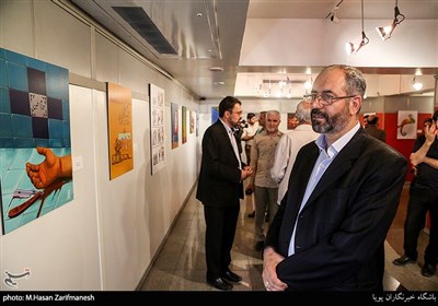 محسن مومنی شریف مدیر حوزه هنری در مراسم افتتاحیه نمایشگاه کارتون و کاریکاتور
