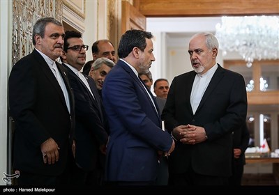 محمدجواد ظریف و سیدعباس عراقچی قبل از دیدار با وزیر امور خارجه ژاپن