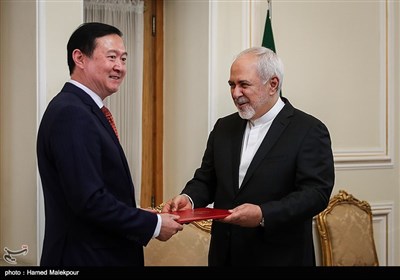 تقدیم رونوشت استوارنامه به محمدجواد ظریف وزیر امور خارجه توسط چانگ هووآ سفیر جدید چین