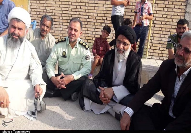 نماینده ولی فقیه در خوزستان از روستای سیل‌زده شاکریه بازدید کرد