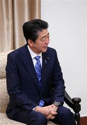 الامام الخامنئي يستقبل رئيس وزراء اليابان
