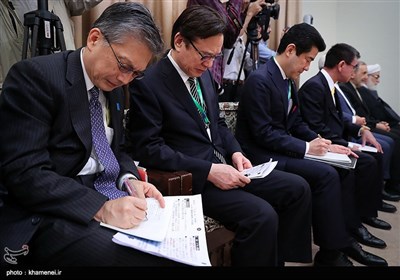 الامام الخامنئي يستقبل رئيس وزراء اليابان