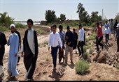 بازدید نماینده ولی فقیه در خوزستان از روستای سیل‌زده &quot;سید معن&quot; +تصویر