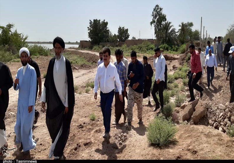 همنشینی نماینده ولی‌فقیه در خوزستان با سیل‌زدگان روستای «سید معن» + فیلم