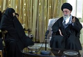 روایت دیدار امام خامنه‌ای با مادر 4 شهید/ تمجید رهبری از عظمت مرحومه «خانیان»