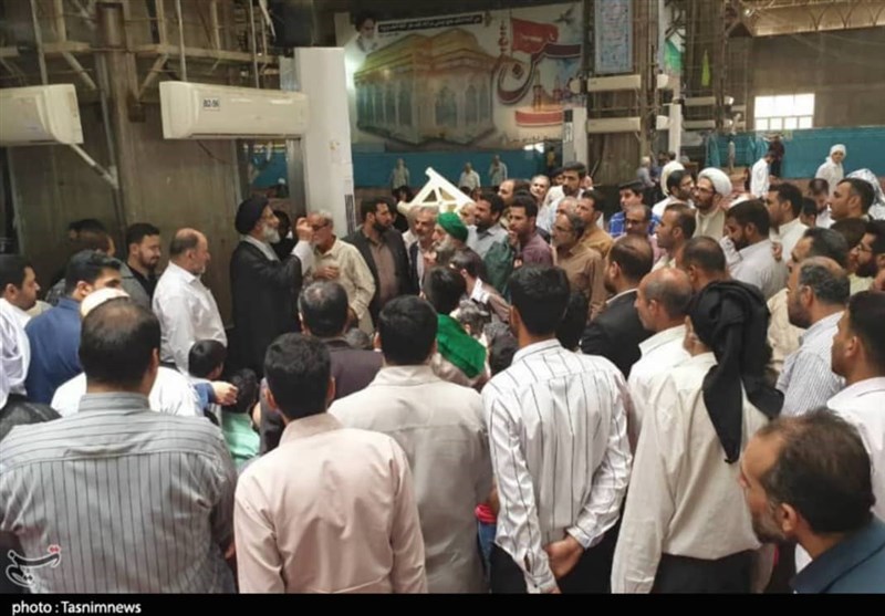 همنشینی نماینده ولی فقیه در خوزستان با مردم بعد از اقامه نماز جمعه
