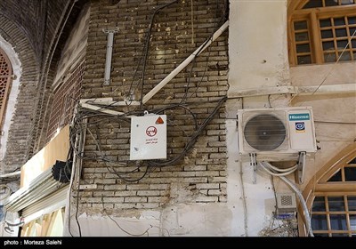 در سقف بازار اصفهان شبکه‌ای از سیم‌های برق به شکل توده های تارعنکبوتی قرار گرفته که باتوجه به فرسایش آنها یا تغییر ولتاژهر لحظه احتمال اتصال و حریق وجود دارد.