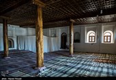 مسجد دو مناره واقع درمحلهٔ میان قلعه سقز و در دامنه یگانه تپه تاریخی داخل شهر،یعنی نارین قلعه یعنی بافت قدیم شهر سقز واقع شده است.