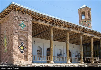 با توجه به کاشی کاری‌های این مسجد که بیشتر به اواخر افشاریه و اوایل زندیه مربوط و خصوصیات آن دوران را دارد، می‌توان گفت که بنا مربوط به دوره افشاریه است. این مسجد در سال 1378 با شماره ثبتی 2600، جزو آثار ملی کشور ثبت شده است.