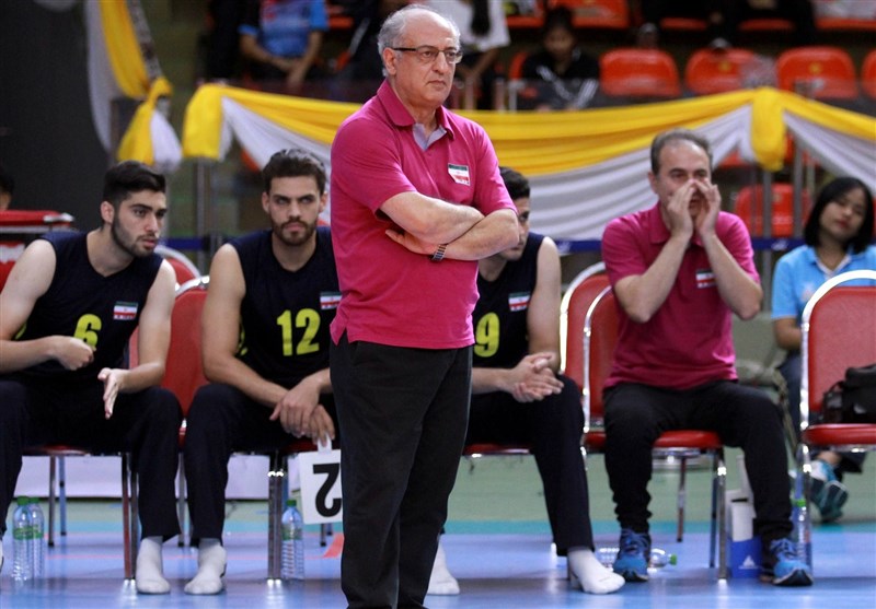 هادی رضایی سرمربی تیم ملی والیبال نشسته شد