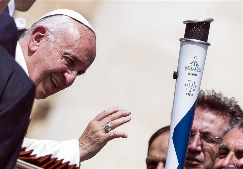 بازدید پاپ از مشعل مسابقات یونیورسیاد 2019 ایتالیا