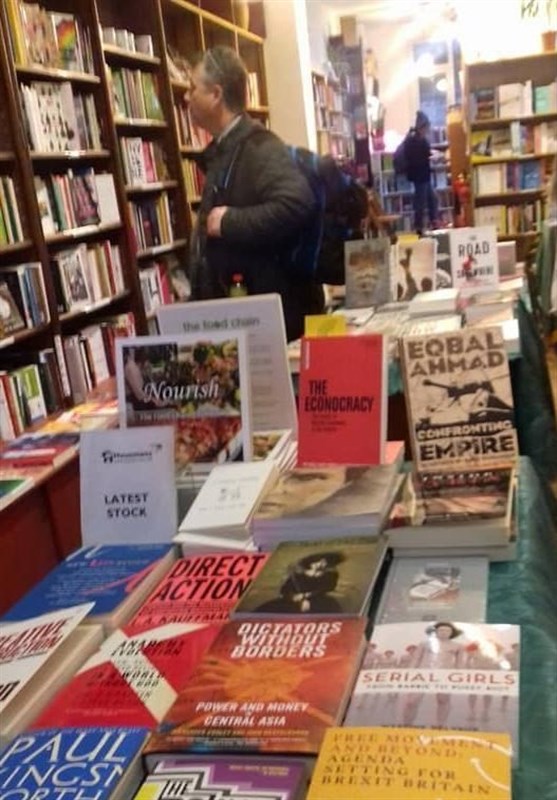 قفسه کتاب‌های ایرانی در 4 کتابفروشی مطرح انگلستان
