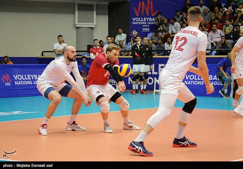 لیگ ملت‌های والیبال - اردبیل| تیم ملی والیبال ایران با استقبال تماشاگران اردبیلی وارد سالن رضازاده شد