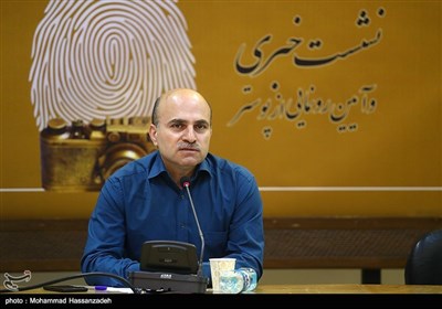 حمید فروتن رئیس انجمن صنفی عکاسان مطبوعاتی ایران در نشست خبری سومین دوره نشان عکس سال مطبوعاتی ایران