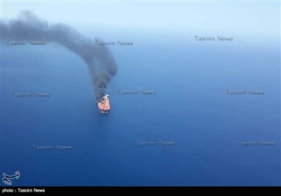 ایرانی ریسکیو ٹیم بحیرہ عمان میں دہشت گردی کے شکار تیل بردار جہازوں کی امدادی کارروائی میں مصروف