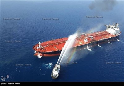 ایرانی ریسکیو ٹیم بحیرہ عمان میں دہشت گردی کے شکار تیل بردار جہازوں کی امدادی کارروائی میں مصروف
