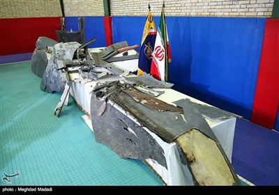 نمایش قطعات پهپاد شکارشده آمریکایی توسط سپاه