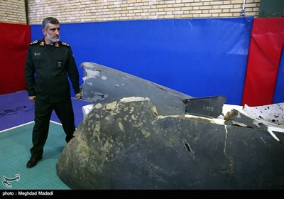 نمایش قطعات پهپاد شکارشده آمریکایی توسط سپاه