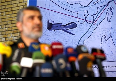 نمایش قطعات پهپاد شکارشده آمریکایی توسط سپاه