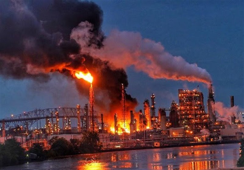 Massive Fire Rips through Oil Refinery in Southwest Philadelphia (+Video)