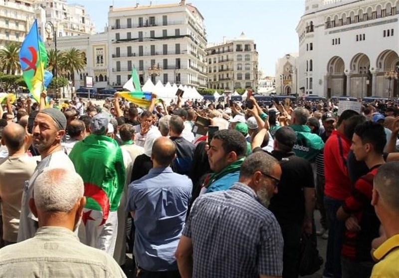 الجزایری‌ها بار دیگر به خیابان آمدند؛ تأکید بر وحدت بین مردم و تغییر حکومت