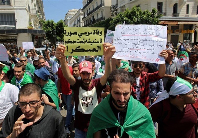 تظاهرات مردم الجزایر ضد رئیس‌جمهور مصر+ تصاویر