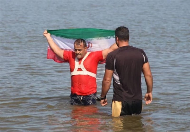 ورزشکار گیلانی رکورد‌زنی با پدل‌بورد را در دریای خزر آغاز کرد