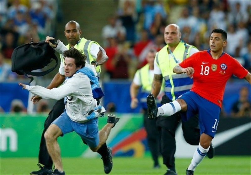 فوتبال جهان| توضیح سوارس درباره اعتراضش به داور به خاطر لگد خوردن هوادار اروگوئه