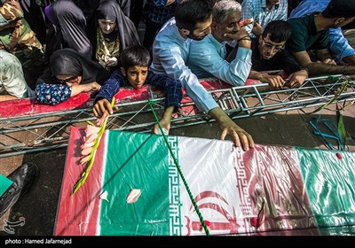 تشییع پیکرهای مطهر150 شهید دوران دفاع مقدس از مقابل دانشگاه تهران به سمت معراج شهدا